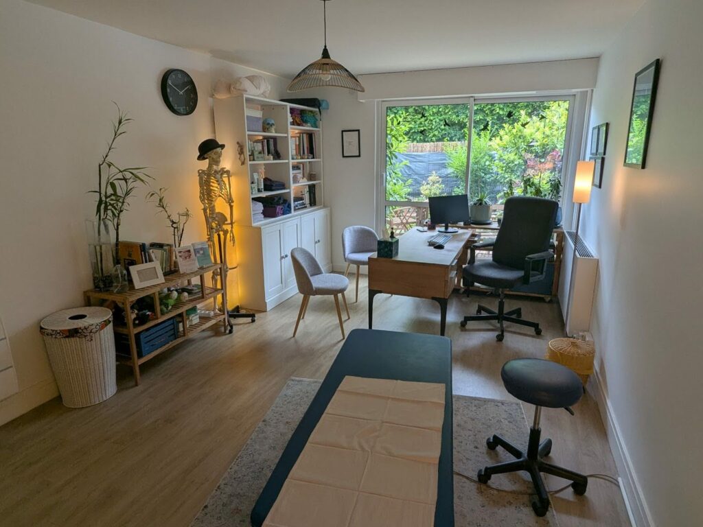 photo de l'Intérieur du cabinet de l'ostéopathe Aude Berthevas au vésinet