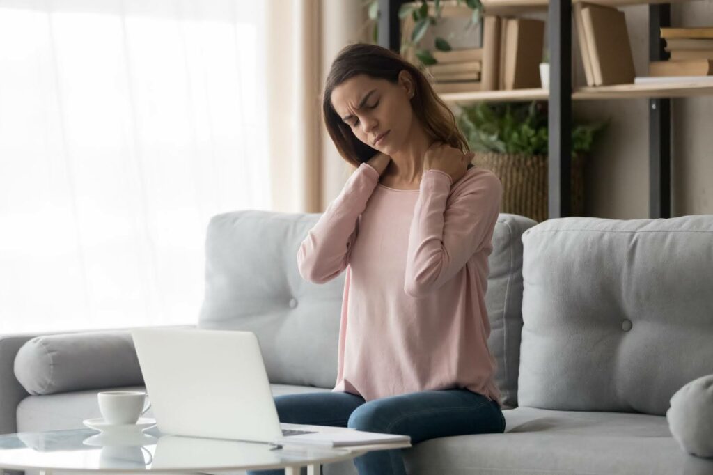 Image montrant un adulte souffrant de douleur dans la nuque